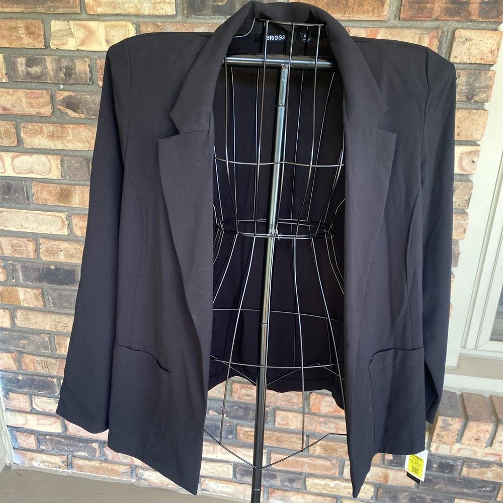 XL lightweight black blazer w 2 pockets & no button closure. Structured. NWT